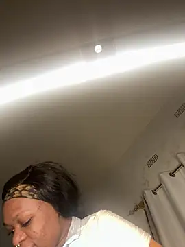 BonnyMolhadaのライブXXXチャット