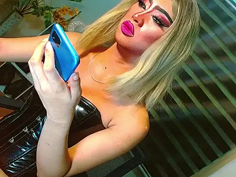 HOLLYWOOD_QUEEN_88's Live XXX Chat