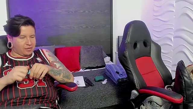 Chatroom XXX en direct de inkedsinners_