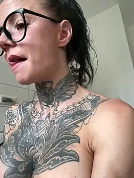 SkinnyLilly Chat XXX live
