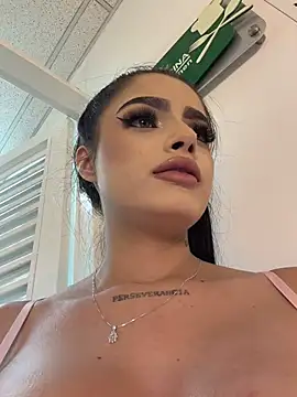 BustyAngelXXX Adlı Modelin Canlı XXX Sohbeti