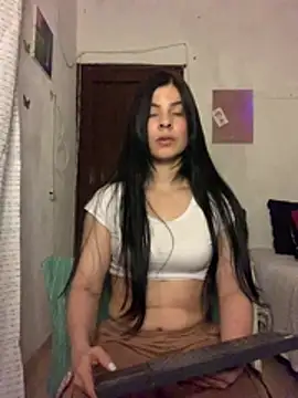 Estefani_32's Live XXX Chat