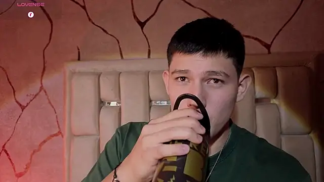XXX chat uživo modela JamesCr_
