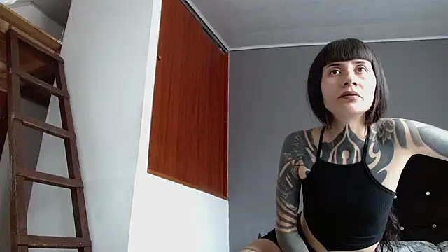 دردشة Emilia_1995 الجنسية المباشرة