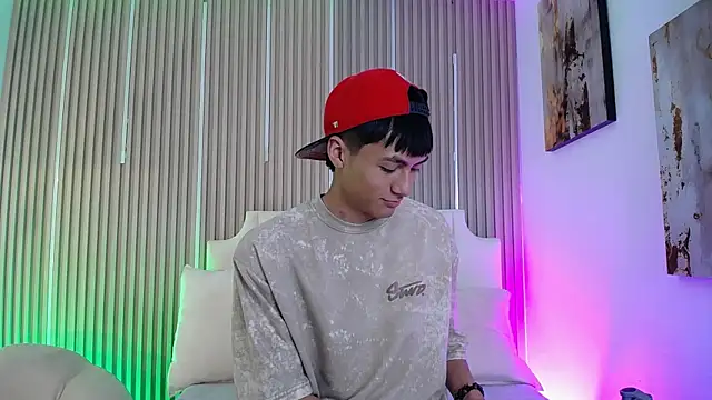 Chatroom XXX en direct de AdrianStark_