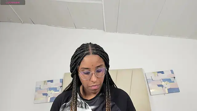 Sophia_Ebony Adlı Modelin Canlı XXX Sohbeti