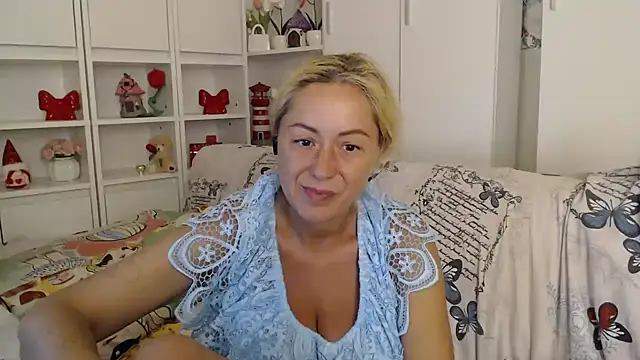 _karolynesyera_'s Live XXX Chat