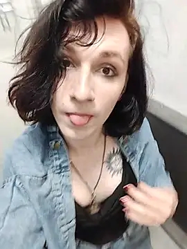 צ'אט XXX בשידור חי של MickeQuinee