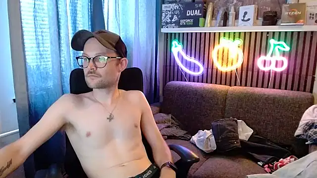 YourNaughtyLukas live XXX chat