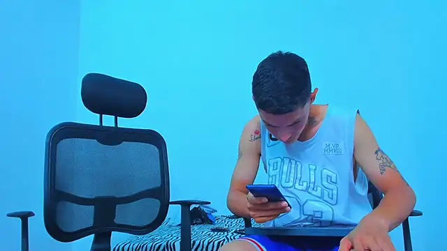 Thomas-Wil Adlı Modelin Canlı XXX Sohbeti