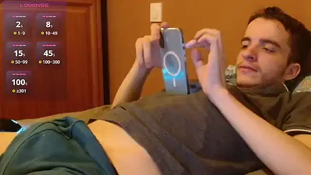 XXX chat uživo modela Tombgy07