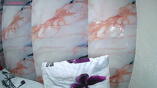 lynieh-'s Live XXX Chat