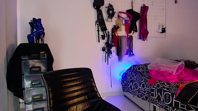 mylatexpleasure's Live XXX Chat