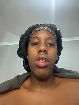 Czat XXX na żywo – petite_bee