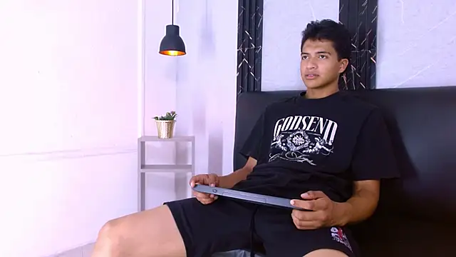 Онлайн чат XXX MaxWyatt_