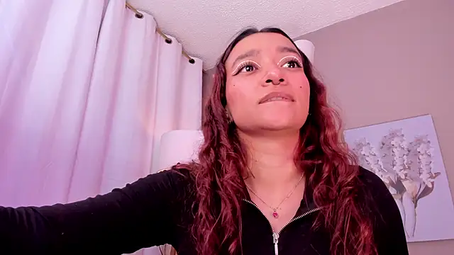 Chat +18 de charlotte_bluee ao vivo