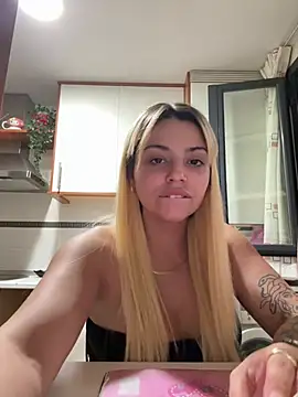 Noeliagglow Adlı Modelin Canlı XXX Sohbeti