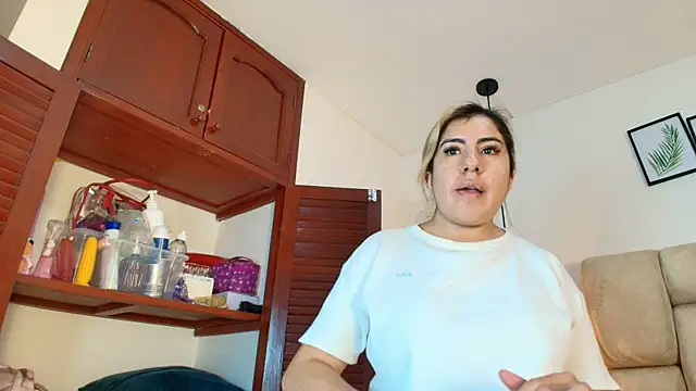 AdharaSmithh's Live XXX Chat