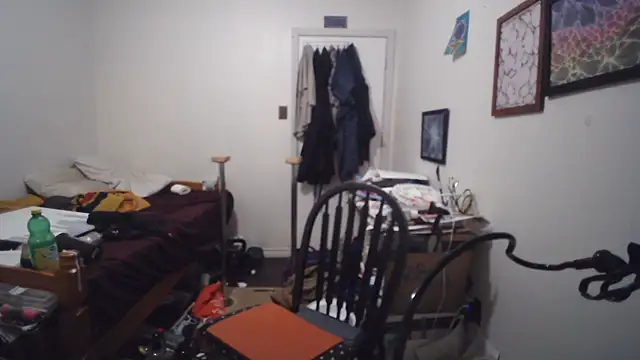 JohnnyMoves Show in webcam
