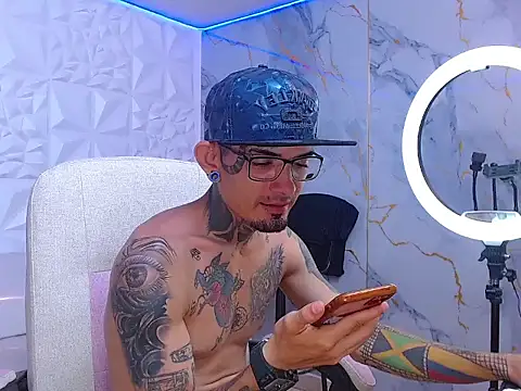 Boy_tatto77 XXX чат на живо