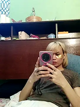 QueenSoreal élő XXX-chatje