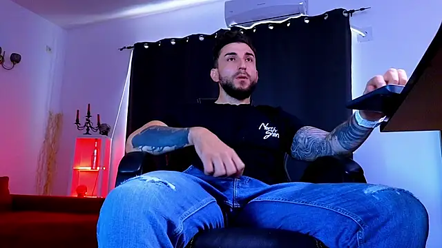 MightyAaron66 Adlı Modelin Canlı XXX Sohbeti