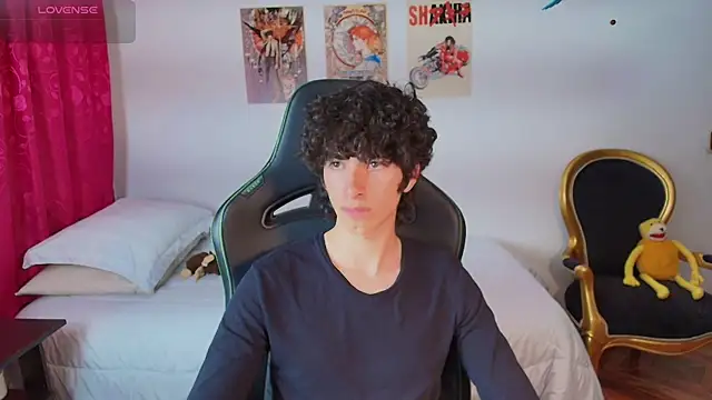 Nude_Boy18 élő XXX-chatje