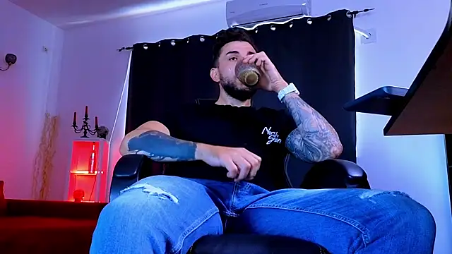 MightyAaron66 Live XXX Chat