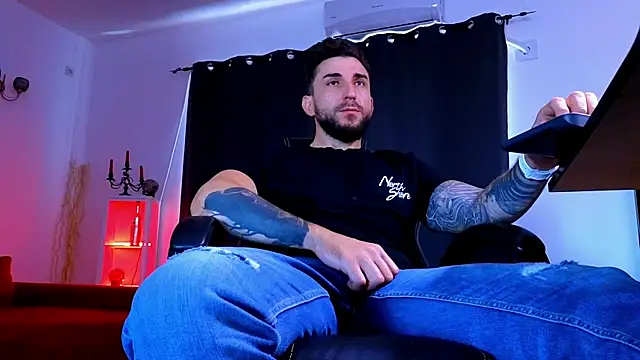 MightyAaron66 Adlı Modelin Canlı XXX Sohbeti