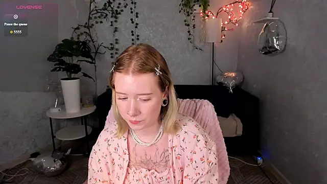 Chat +18 de Elira_Vane ao vivo