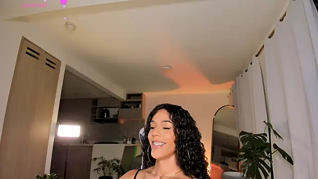 _MissViolet_ Adlı Modelin Canlı XXX Sohbeti
