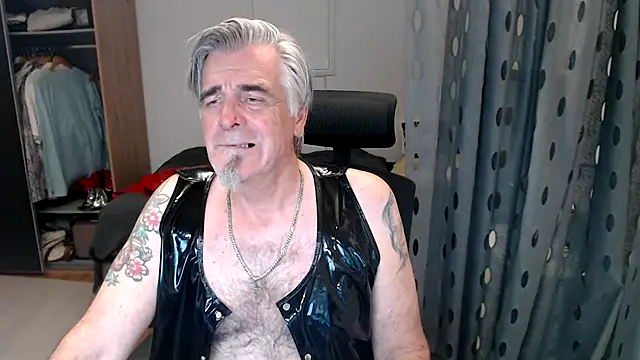 Budapest1958's Live XXX Chat