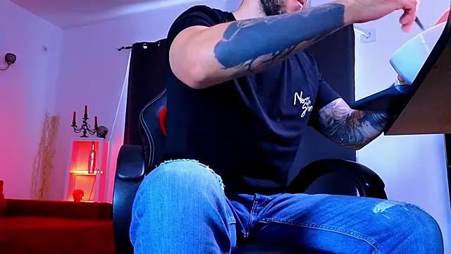 MightyAaron66 élő XXX-chatje