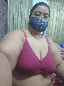 momo_loves Adlı Modelin Canlı XXX Sohbeti