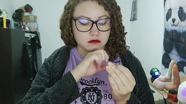 curly_greeneyed's Live XXX Chat