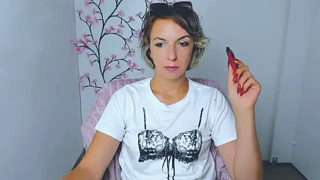 Lana_Foxyy Adlı Modelin Canlı XXX Sohbeti
