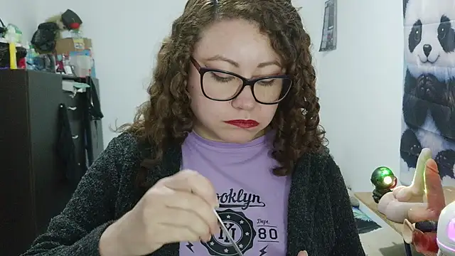 curly_greeneyed's Live XXX Chat