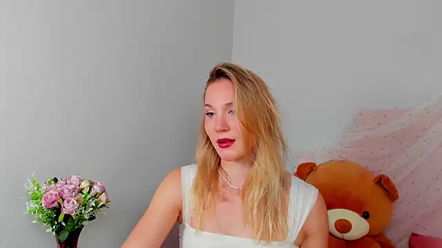 ElaraVoltage's Live XXX Chat