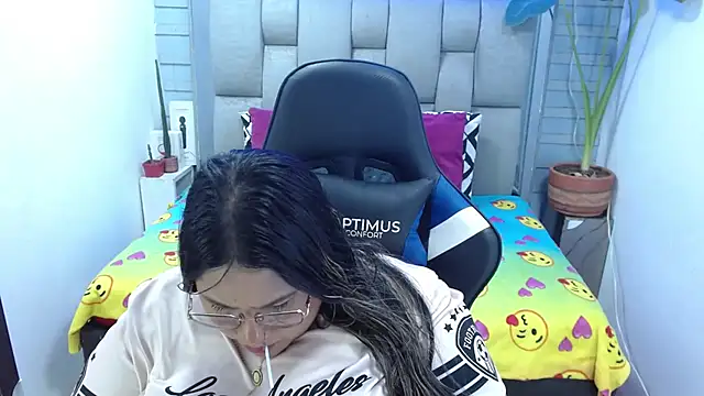 evelin_zaens' Live XXX Chat