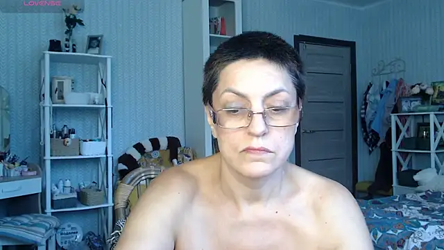 BloomingAllure élő XXX-chatje