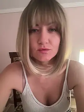 LunaFoxs' Live XXX Chat