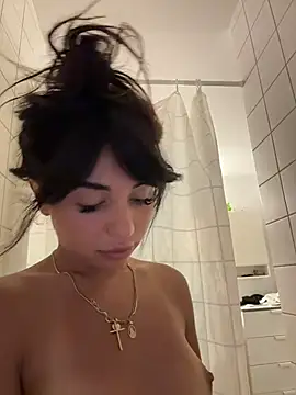 SilkyMira's Live XXX Chat