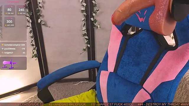 צ'אט XXX בשידור חי של Tiny_Emmy