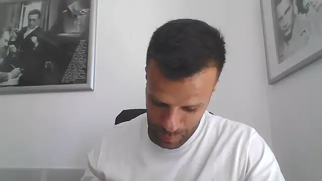 XXX chat uživo modela FROCETTO93