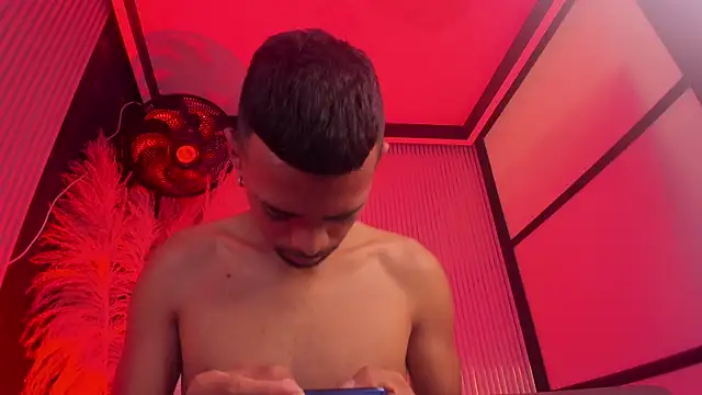 Tyler_204 élő XXX-chatje