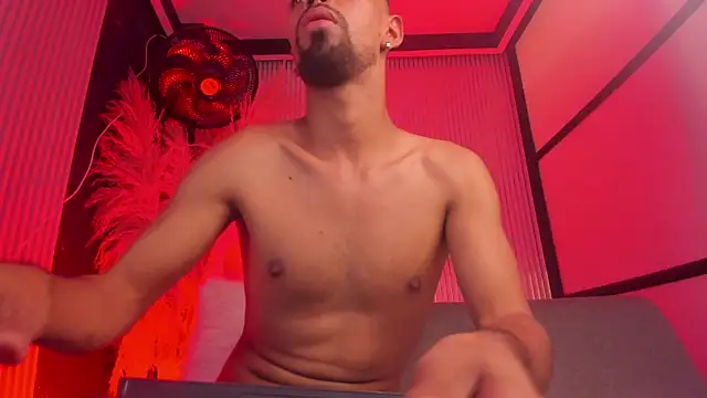 Tyler_204 Adlı Modelin Canlı XXX Sohbeti
