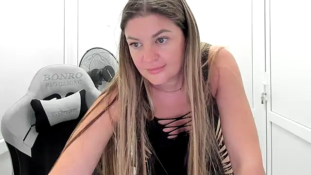 צ'אט XXX בשידור חי של MiaSummerr_
