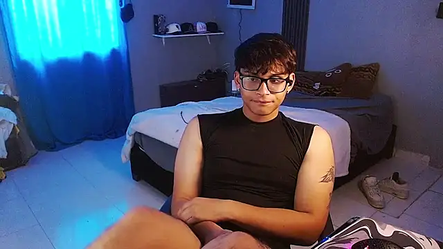 Mr_yisuzz élő XXX-chatje