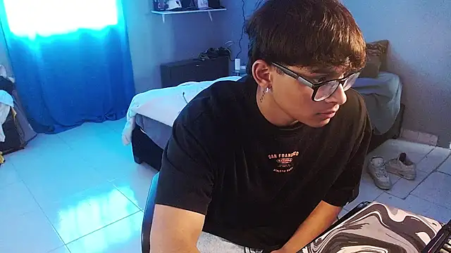 Mr_yisuzz élő XXX-chatje