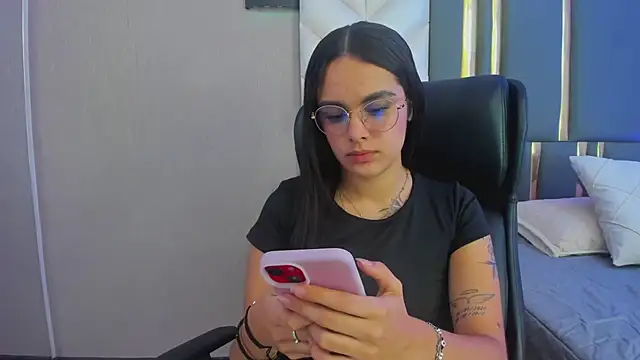 ChloeHarper_ Adlı Modelin Canlı XXX Sohbeti